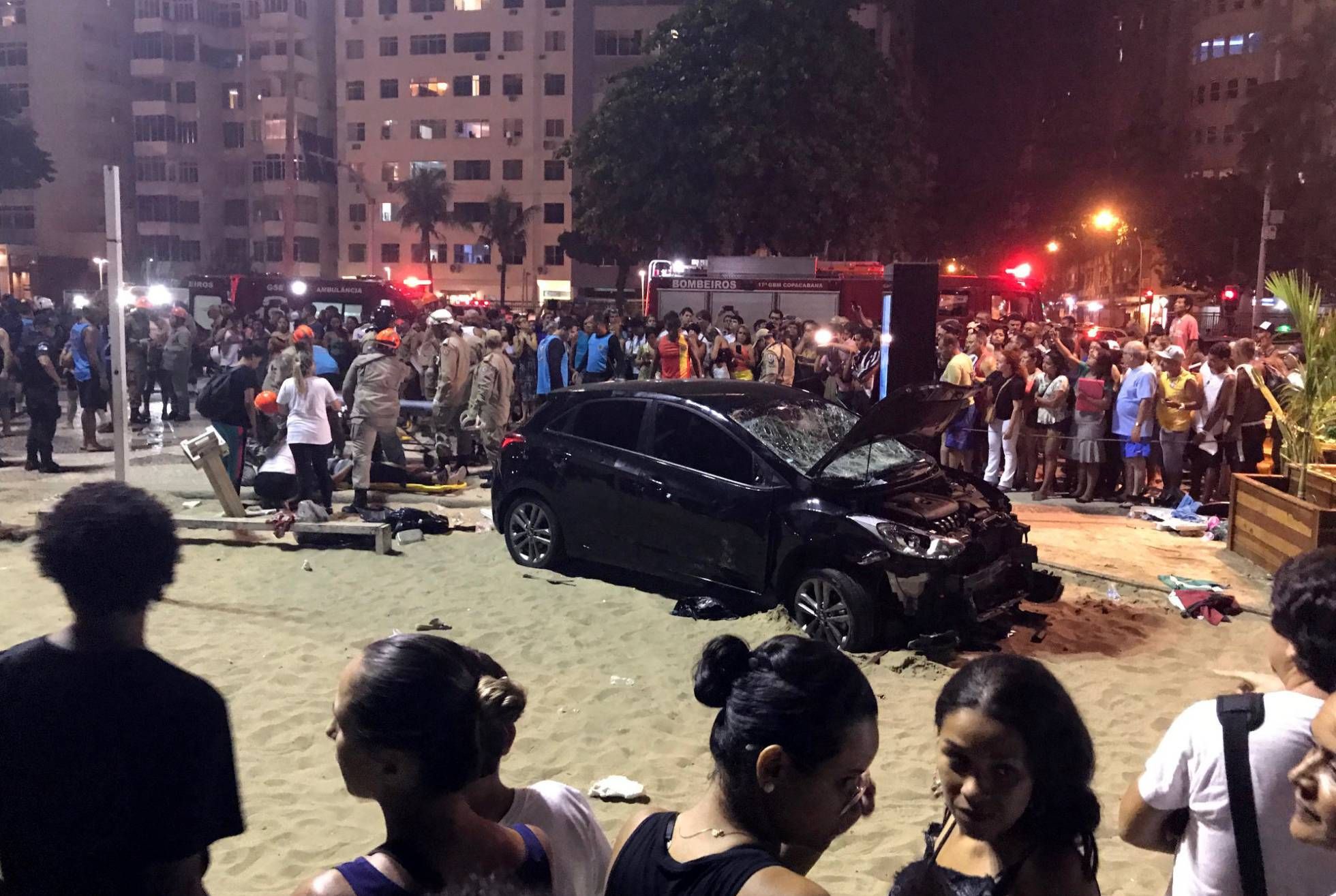 Un coche invadió la acera de la playa de Copacabana y 15 personas resultaron heridas