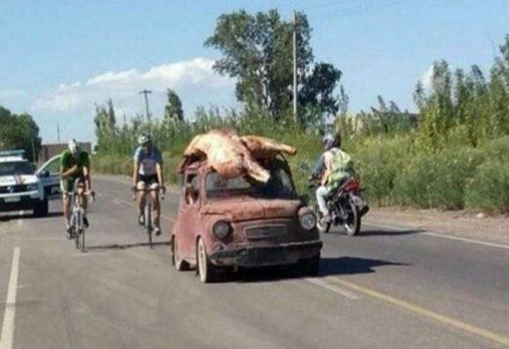 Luego de que un camión se volcara, las personas se llevaron la carne hasta en los techos de los autos 