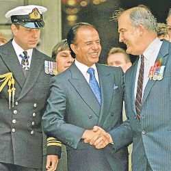 Rick Jolly receives the Orden de Mayo from president Carlos Menem in 1999.