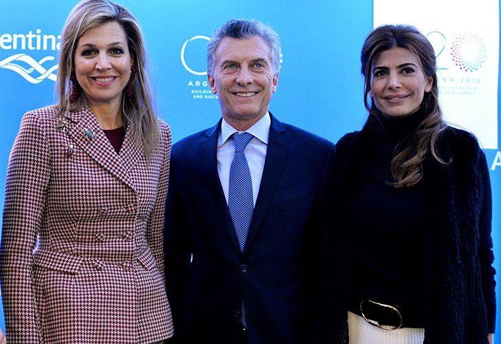 El presidente Mauricio Macri, junto a la primera dama, Juliana Awada, mantuvo un encuentro con la reina de los Países Bajos, Máxima, en la Casa Argentina de la ciudad suiza de Davos.