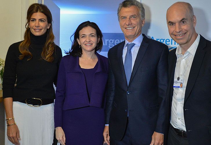 El presidente Mauricio Macri, junto a la primera dama, Juliana Awada, se reunió con la directora operativa de Facebook, Sheryl Sandberg, en la Casa Argentina de esta ciudad suiza.