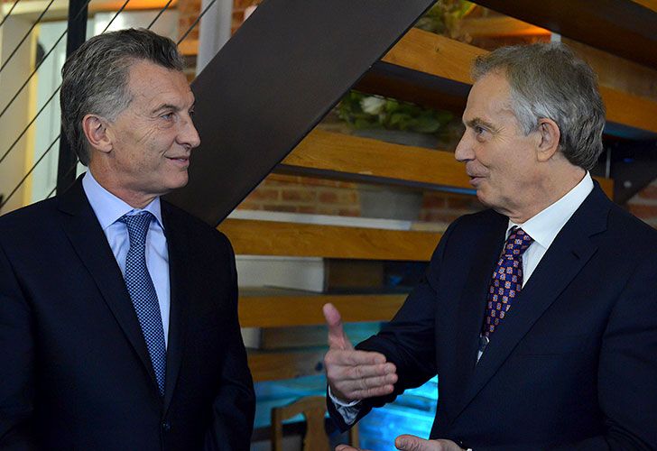 El presidente Mauricio Macri saludó al ex primer ministro del Reino Unido, Tony Blair, en la Casa Argentina de esta ciudad suiza.