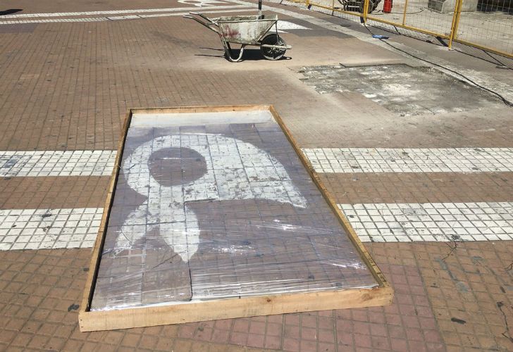 Retiraron las baldosas de la plaza de Mayo pintadas con los pañuelos blancos..