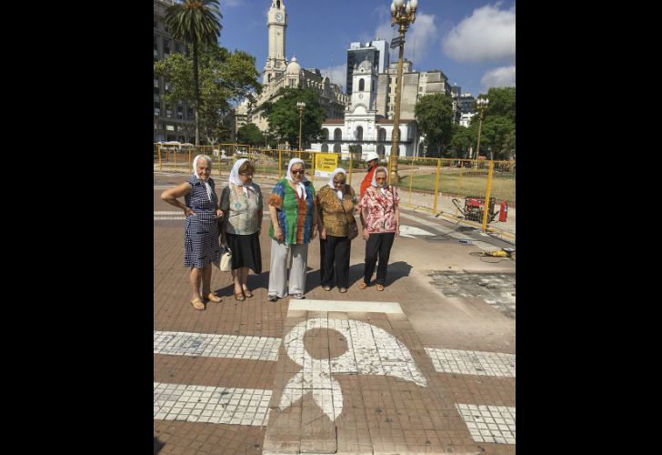 Retiraron las baldosas de la plaza de Mayo pintadas con los pañuelos blancos..