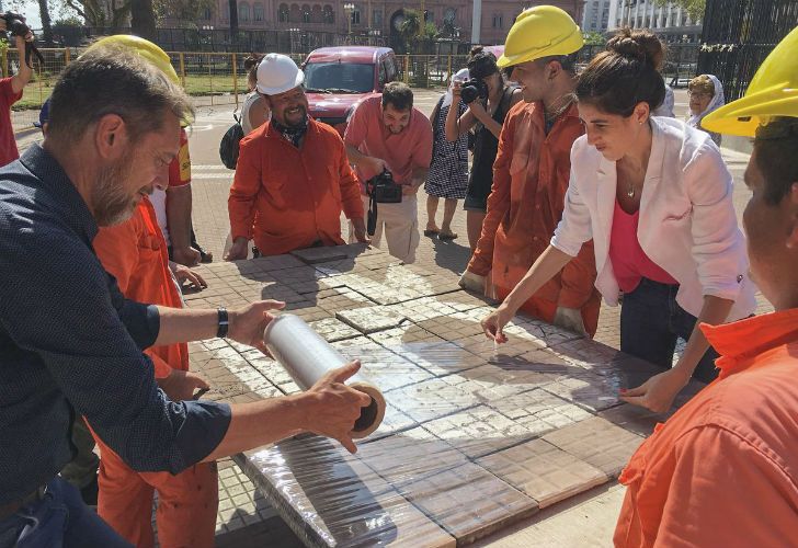 Retiraron las baldosas de la plaza de Mayo pintadas con los pañuelos blancos..