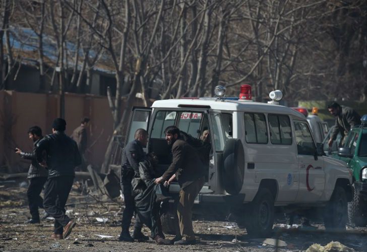 La explosión de una ambulancia-bomba dejó decenas de muertos y un centenar de heridos en Kabul. Los talibanes reivindicaron el atentado. 