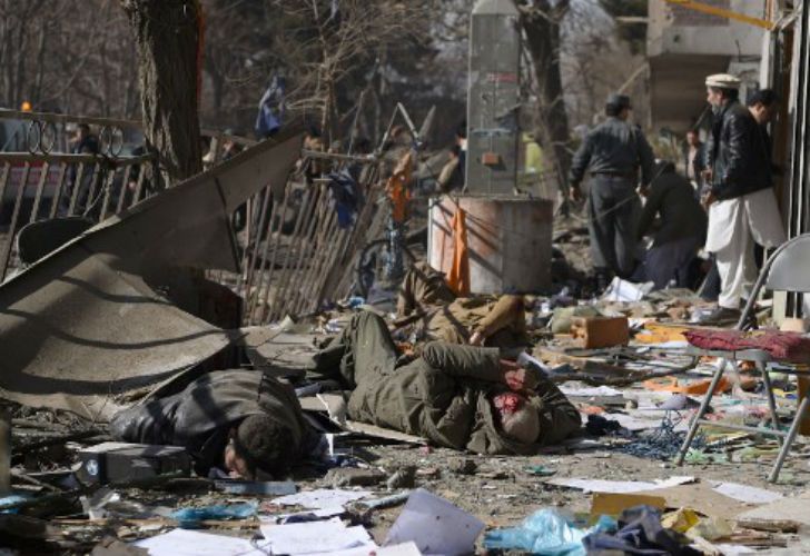 La explosión de una ambulancia-bomba dejó decenas de muertos y un centenar de heridos en Kabul. Los talibanes reivindicaron el atentado. 