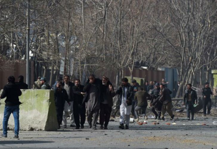 La explosión de una ambulancia-bomba dejó decenas de muertos y un centenar de heridos en Kabul. Los talibanes reivindicaron el atentado. 