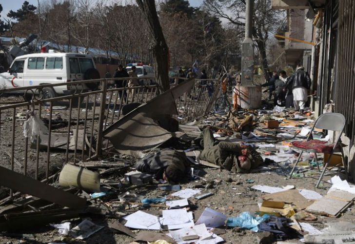 La explosión de una ambulancia-bomba dejó decenas de muertos y un centenar de heridos en Kabul. Los talibanes reivindicaron el atentado. 