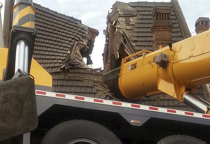 La grúa partió a la mitad la casa del barrio de Mataderos