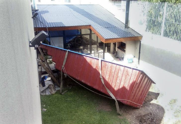 La grúa partió a la mitad la casa del barrio de Mataderos