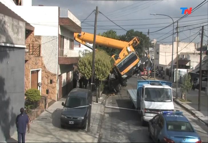 La grúa volcó sobre una casa en Mataderos. Hay 5 heridos.