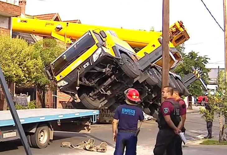 La grúa cayó sobre una casa en Mataderos. 