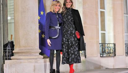 Última parada. En Francia junto a Brigitte Macron, la esposa de Macri impactó con sus botas color rojo.