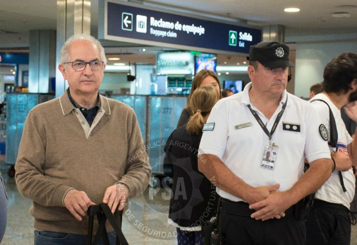 Antonio Ledezma llegó este domingo al Aeropuerto Internacional de Ezeiza