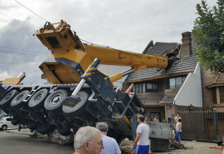 La grúa perdió el control y destruyó el techo de la vivienda en Mataderos.