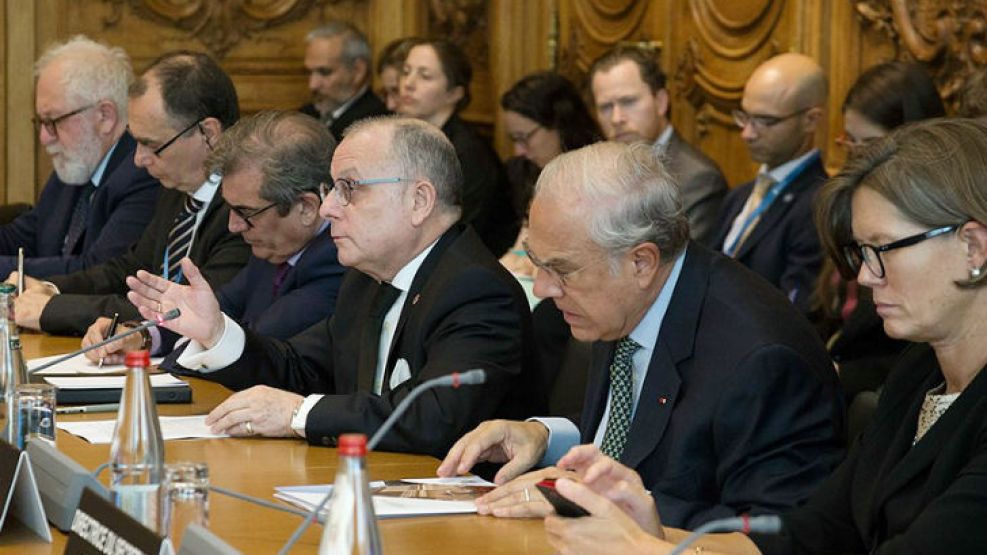El canciller Faurie participó en París de la reunión de la OCDE.