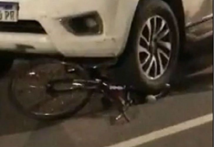 La bicicleta de la mejor de edad debajo de la camioneta Nissan propiedad de Pablo Micheli.