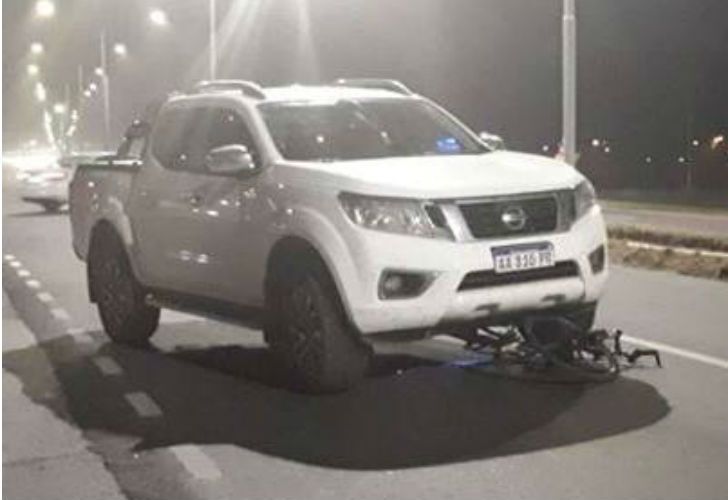 La bicicleta de la mejor de edad debajo de la camioneta Nissan propiedad de Pablo Micheli.