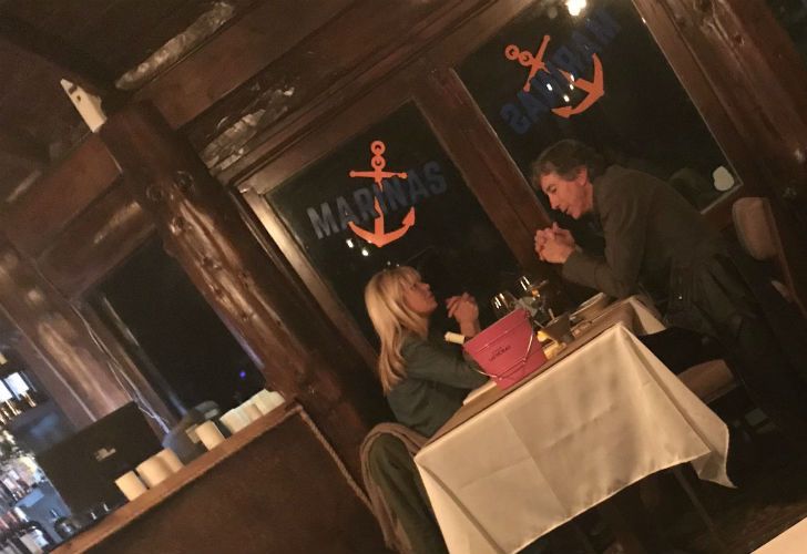 "Está Karina Rabollini en la mesa de casi al lado. Somos ocho personas en el restaurant. Qué le digo? Dato: está sin rodete y con Roemmers", preguntó a sus seguidores @Labitori. 