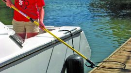 separando lancha del muelle