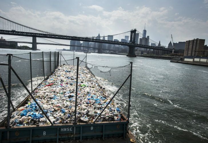 Un barco traslada restos de plástico a un centro de reciclaje de Brooklyn.