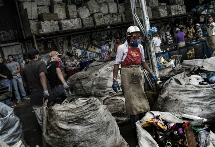 São Paulo (Brasil) tiene unos 21 millones de habitantes y produce alrededor de 12 millones de toneladas de residuos al año. En esta cuidad el oficio de basurero está oficialmente reconocido y protegido.