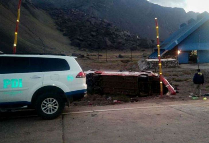 Dos micros chilenos colisionaron en Mendoza, al menos 3 niños muertos.
