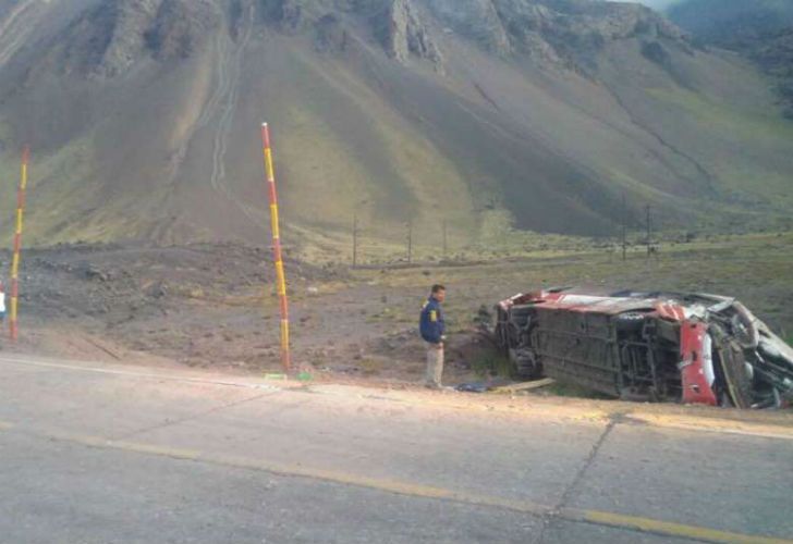 Dos micros chilenos colisionaron en Mendoza, al menos 3 niños muertos.