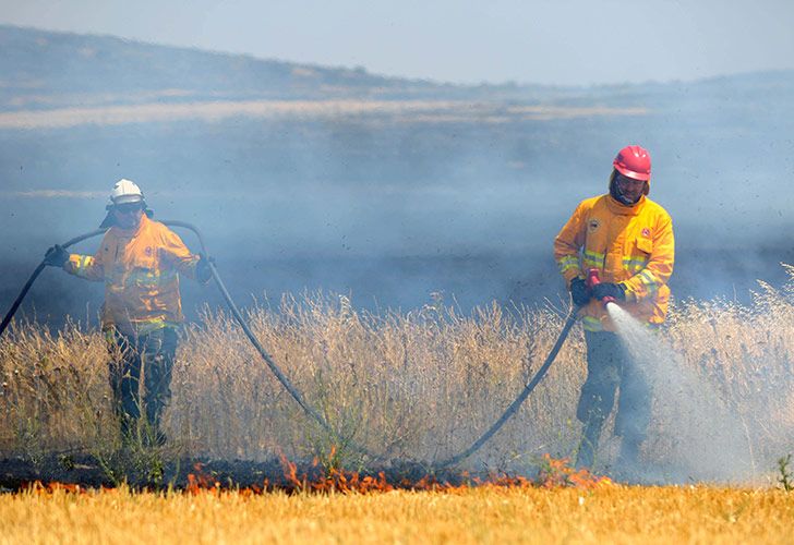 Combaten incendio que afecta 4.000 hectáreas en campos de Sierra de la Ventana