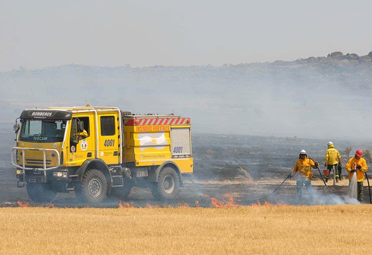 Combaten incendio que afecta 4.000 hectáreas en campos de Sierra de la Ventana