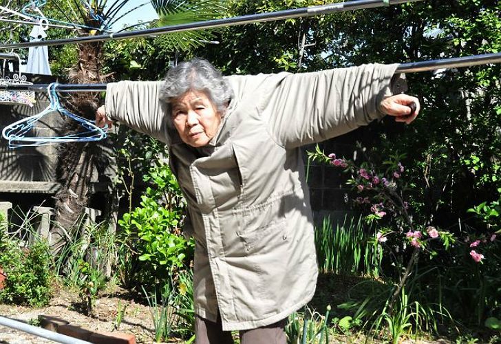 Esta bisabuela japonesa tiene miles de seguidores en Instagram.