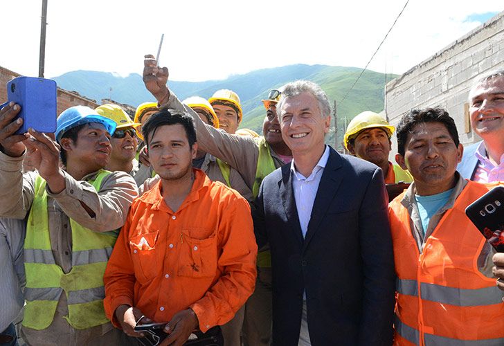 El presidente Mauricio Macri recorrió esta mañana las obras de reconstrucción de la localidad jujeña de Volcán, que hace un año fue arrasada por un alud. El jefe del Estado estuvo acompañado por el gobernador Gerardo Morales y dialogó con vecinos y trabajadores que llevaron adelante los trabajos de recuperación.