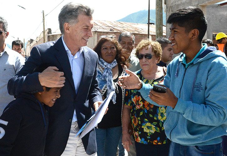 El presidente Mauricio Macri recorrió esta mañana las obras de reconstrucción de la localidad jujeña de Volcán, que hace un año fue arrasada por un alud. El jefe del Estado estuvo acompañado por el gobernador Gerardo Morales y dialogó con vecinos y trabajadores que llevaron adelante los trabajos de recuperación.