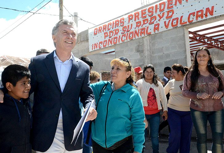 El presidente Mauricio Macri recorrió esta mañana las obras de reconstrucción de la localidad jujeña de Volcán, que hace un año fue arrasada por un alud. El jefe del Estado estuvo acompañado por el gobernador Gerardo Morales y dialogó con vecinos y trabajadores que llevaron adelante los trabajos de recuperación.