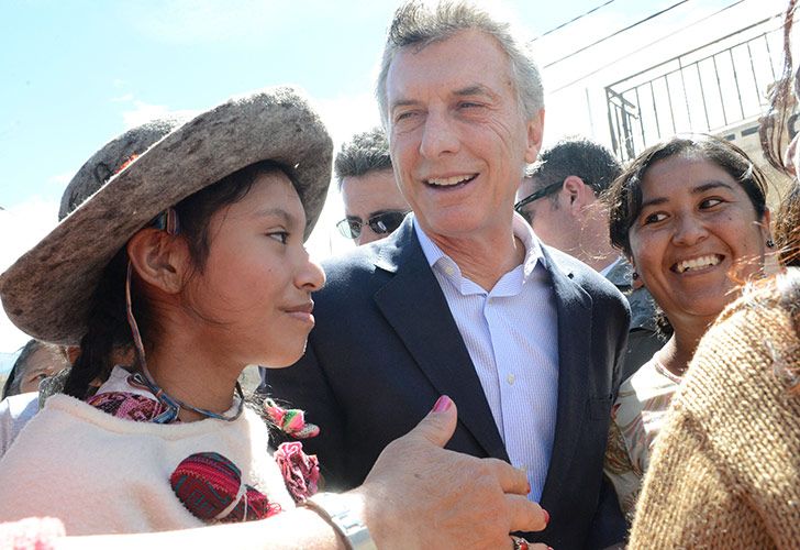 El presidente Mauricio Macri recorrió esta mañana las obras de reconstrucción de la localidad jujeña de Volcán, que hace un año fue arrasada por un alud. El jefe del Estado estuvo acompañado por el gobernador Gerardo Morales y dialogó con vecinos y trabajadores que llevaron adelante los trabajos de recuperación.