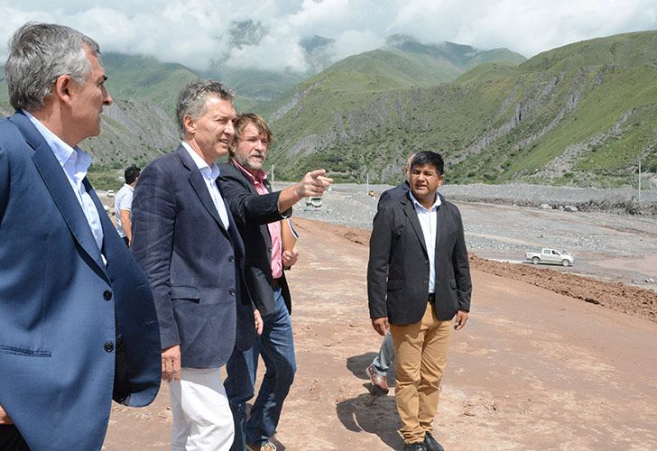 El presidente Mauricio Macri recorrió esta mañana las obras de reconstrucción de la localidad jujeña de Volcán, que hace un año fue arrasada por un alud. El jefe del Estado estuvo acompañado por el gobernador Gerardo Morales y dialogó con vecinos y trabajadores que llevaron adelante los trabajos de recuperación.