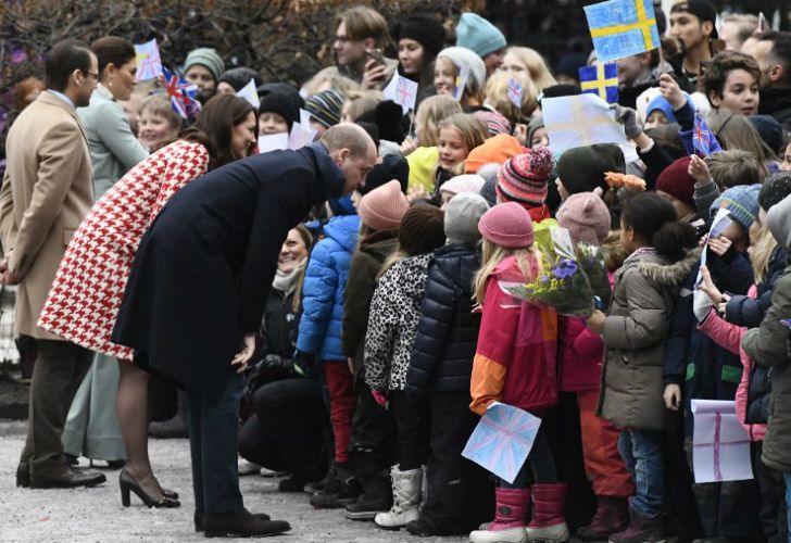 El príncipe Guillermo de Inglaterra y su esposa Catalina, duquesa de Cambridge, reunieron a decenas de admiradores suecos y noruegos en el viaje oficial que realizaron esta semana a estos países nórdicos.