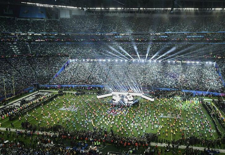 Justin Timberlake puso hoy el Super Bowl al rojo vivo al interpretar en el entretiempo del juego entre los New England Patriots y los Philadelphia Eagles varios de sus éxitos y dedicar parte de la presentación a un homenaje a Prince.