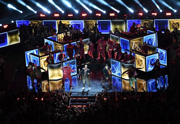 Justin Timberlake puso hoy el Super Bowl al rojo vivo al interpretar en el entretiempo del juego entre los New England Patriots y los Philadelphia Eagles varios de sus éxitos y dedicar parte de la presentación a un homenaje a Prince.