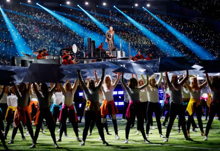 Justin Timberlake puso hoy el Super Bowl al rojo vivo al interpretar en el entretiempo del juego entre los New England Patriots y los Philadelphia Eagles varios de sus éxitos y dedicar parte de la presentación a un homenaje a Prince.