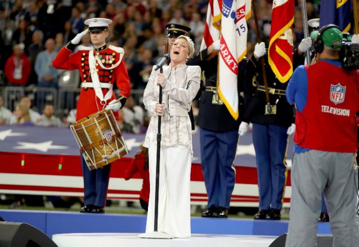 Justin Timberlake puso hoy el Super Bowl al rojo vivo al interpretar en el entretiempo del juego entre los New England Patriots y los Philadelphia Eagles varios de sus éxitos y dedicar parte de la presentación a un homenaje a Prince.