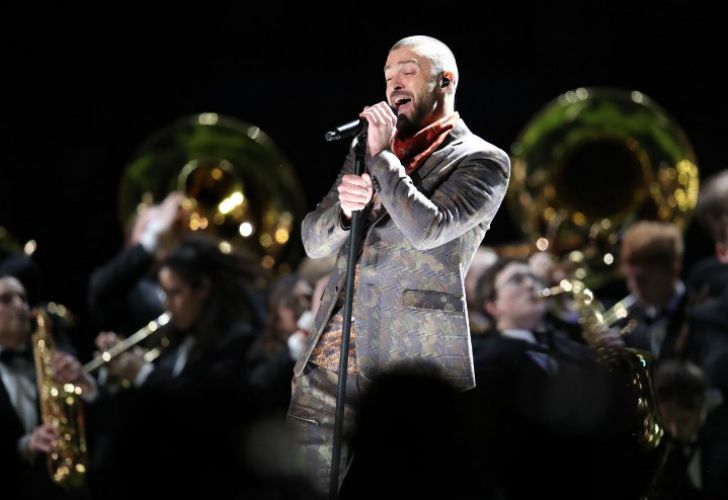 A pesar de las bajas temperaturas, Justin Timberlake puso hoy el Super Bowl al rojo vivo al interpretar en el entretiempo del juego entre los New England Patriots y los Philadelphia Eagles varios de sus éxitos y dedicar parte de la presentación a un homenaje a Prince.