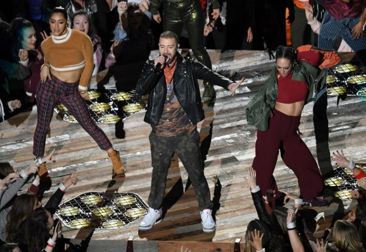 A pesar de las bajas temperaturas, Justin Timberlake puso hoy el Super Bowl al rojo vivo al interpretar en el entretiempo del juego entre los New England Patriots y los Philadelphia Eagles varios de sus éxitos y dedicar parte de la presentación a un homenaje a Prince.