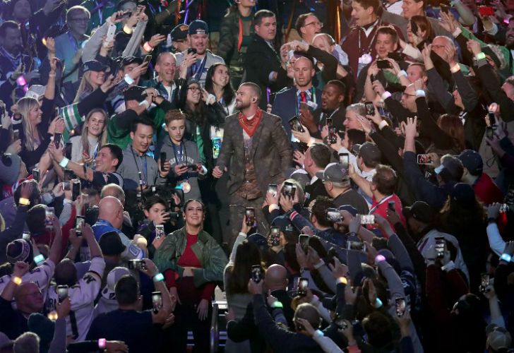 A pesar de las bajas temperaturas, Justin Timberlake puso hoy el Super Bowl al rojo vivo al interpretar en el entretiempo del juego entre los New England Patriots y los Philadelphia Eagles varios de sus éxitos y dedicar parte de la presentación a un homenaje a Prince.