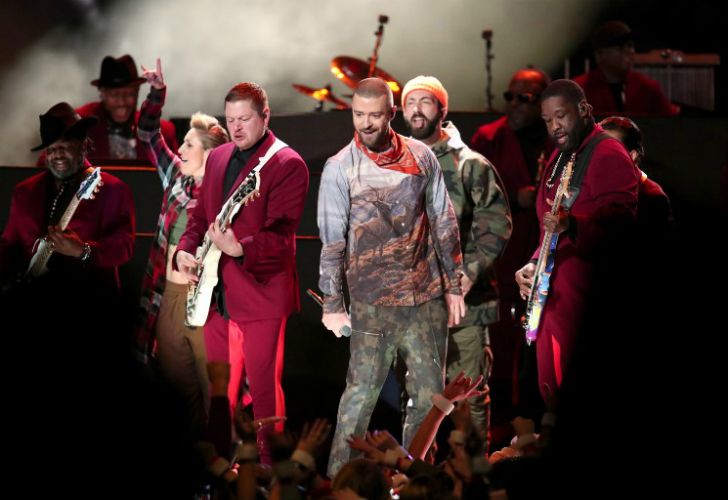 A pesar de las bajas temperaturas, Justin Timberlake puso hoy el Super Bowl al rojo vivo al interpretar en el entretiempo del juego entre los New England Patriots y los Philadelphia Eagles varios de sus éxitos y dedicar parte de la presentación a un homenaje a Prince.