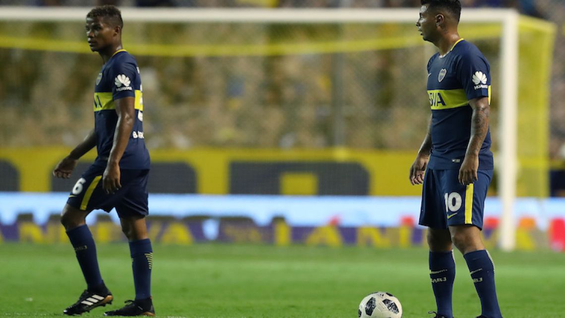 Colombian midfielders Edwin Cardona (R) and Wilmar Barrios look on during Boca Juniors’ Superliga match against Colón at La Bombonera last week.