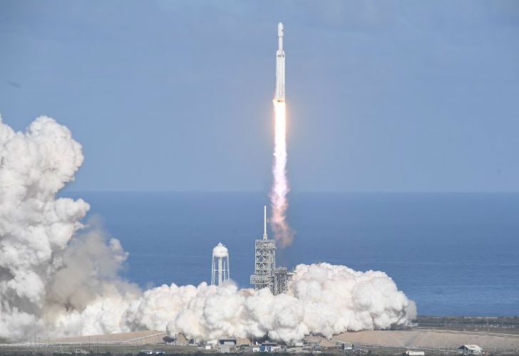 Este martes despegó el cohete Falcon Heavy, el más poderoso del mundo