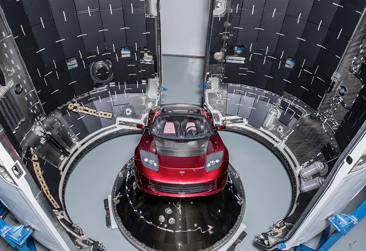 El cohete Falcon Heavy con un auto Tesla en su interior