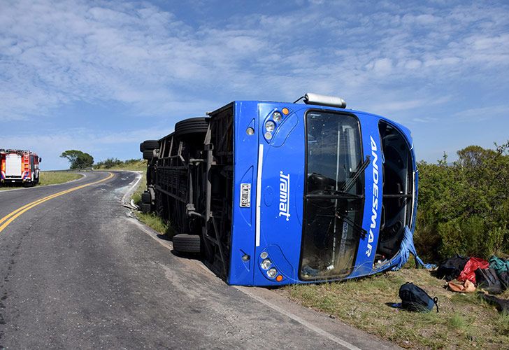 Cuatro heridos graves al volcar un micro en el camino de las Altas Cumbres en Córdoba.